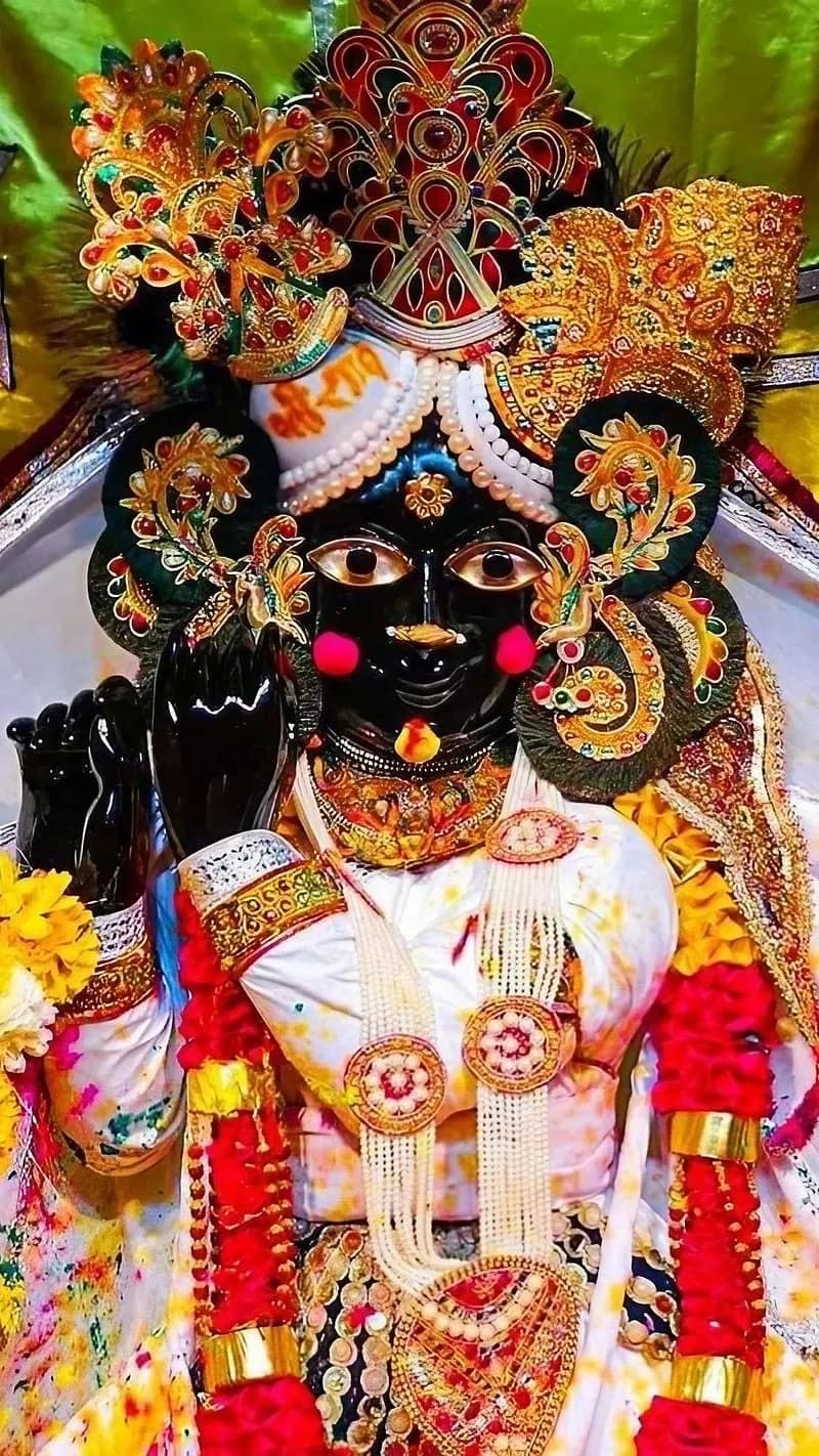 Devotees at Banke Bihari temple, Vrindavan