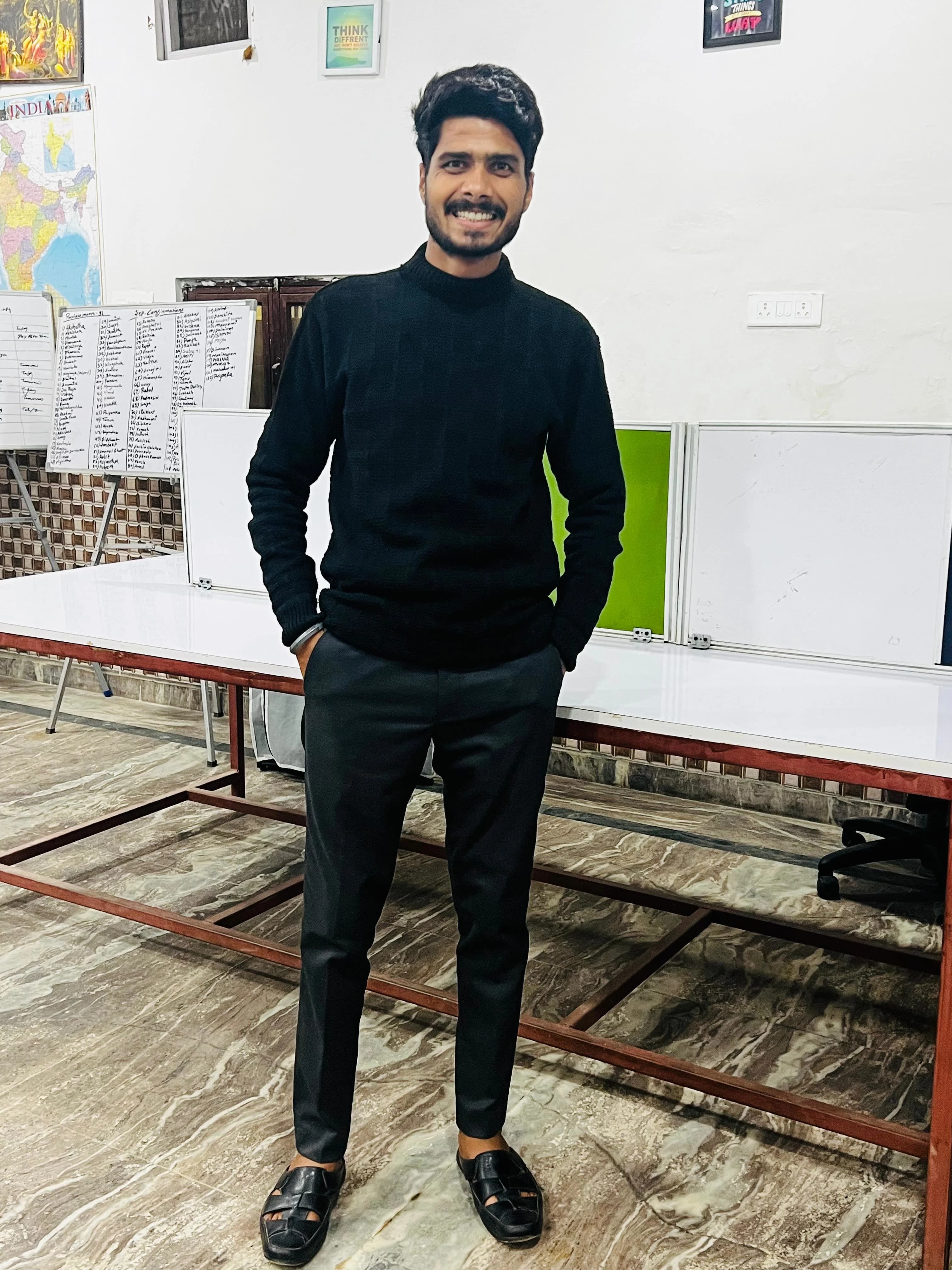 Manish Tiwari — Senior Travel Consultant